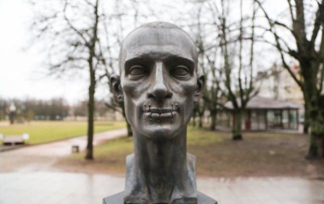 В Литве установили памятник художнику, поджегшему здание ФСБ в Москве