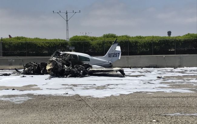 В Калифорнии на шоссе упал самолет, есть пострадавшие
