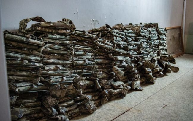 Порошенко привез еще партию шлемов и бронежилетов бойцам на юге Украины