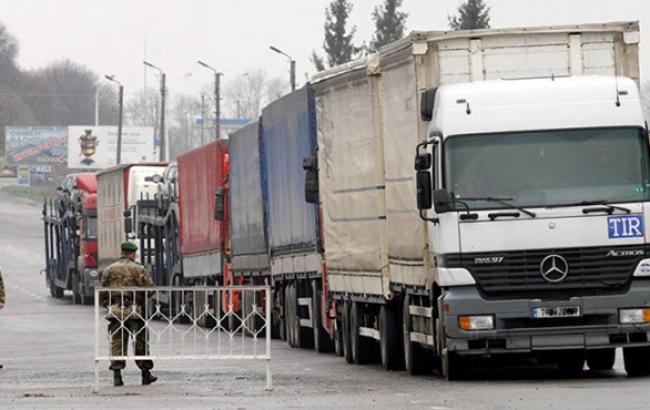У пункті пропуску "Краковець" на в'їзд в Україну оформлені 5 вантажівок з гумдопомогою, - штаб АТО