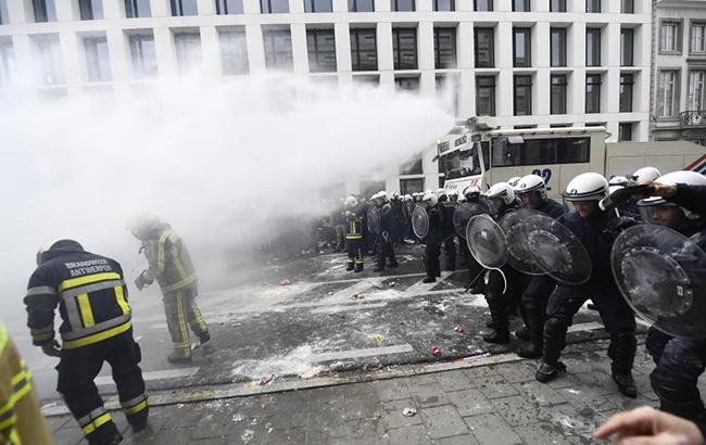 В Брюсселе столкновения на демонстрации: полиция применила водометы и газ