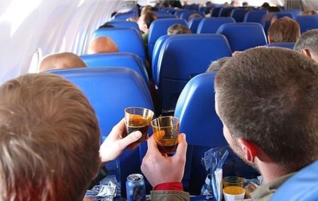 Пьяный россиянин устроил дебош в самолете из-за очереди в туалет