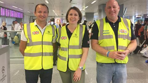 Посол Британії зустрічає фанатів "Ліверпуля" в аеропорту "Бориспіль"