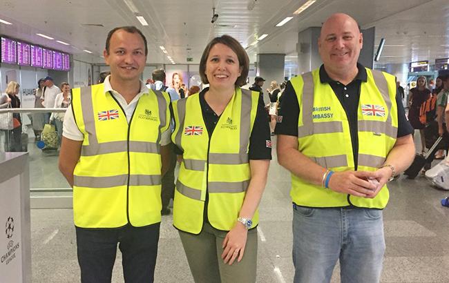 Посол Британии встречает фанатов "Ливерпуля" в аэропорту "Борисполь"