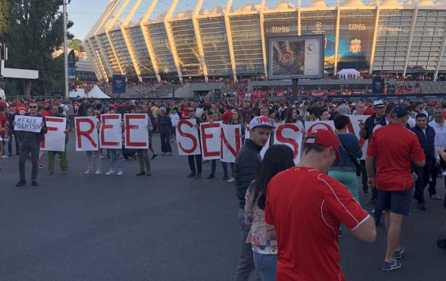 В Киеве возле НСК "Олимпийский" прошла акция в поддержку Сенцова