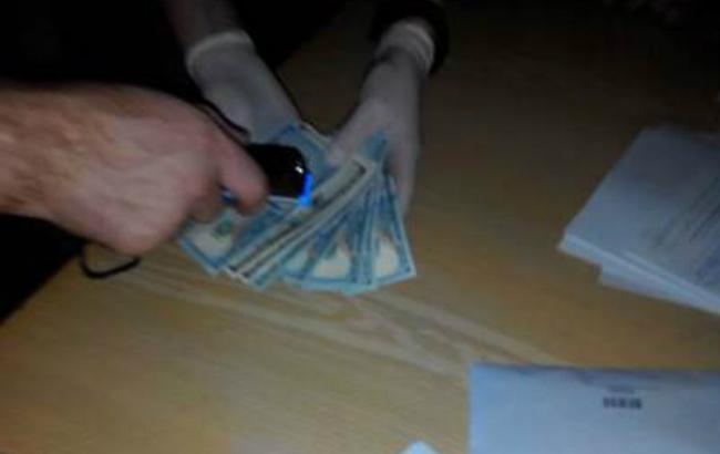 Декан Черновицкого нацуниверситета задержан на взятке в 1 тыс. долл., - СБУ