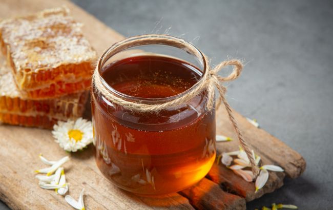 Мед, пчелиное молочко и прополис: какой из этих продуктов очень полезен, а от чего - лучше отказаться