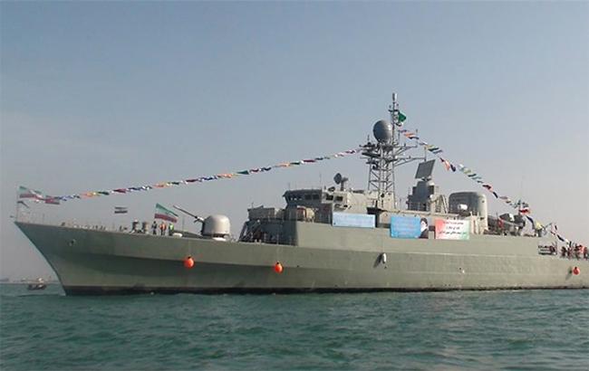 В Каспийском море военный корабль врезался в волнорезы