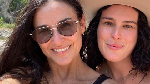 Всі в маму: Демі Мур зворушила мережу красою дорослих дочок на новому сімейному фото