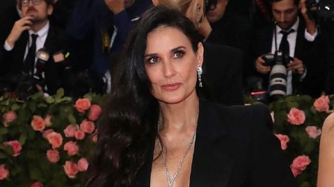 Неймовірно приваблива: 57-річна Демі Мур у зухвалому комбінезоні похвалилася стрункими ніжками