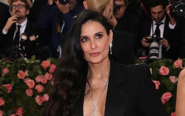 Неймовірно приваблива: 57-річна Демі Мур у зухвалому комбінезоні похвалилася стрункими ніжками