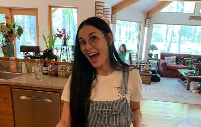 Вслед за Ратаковски: 57-летняя Деми Мур перекрасилась в платиновую блондинку