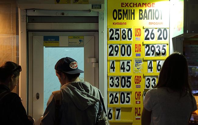 Наличный курс доллара в продаже повысился до 26,15 гривен