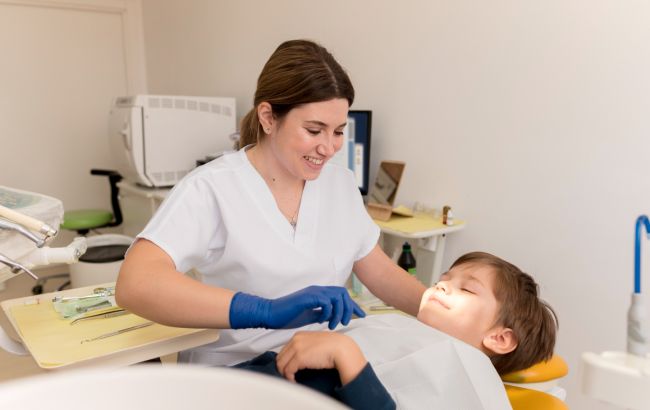 Стоматолог сказав, чи можна дітям вводити анестезію під час лікування зубів