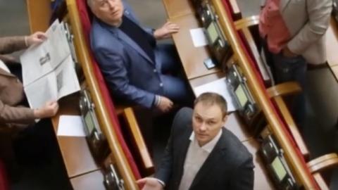 У Раді засікли нардепа від Оппоблока за дивним заняттям (відео)