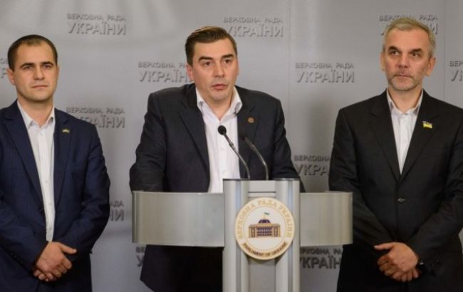 Еще три депутата вышли из коалиции