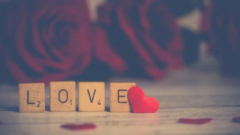 День святого Валентина: у Києві з'явилися величезні романтичні інсталяції (фото)