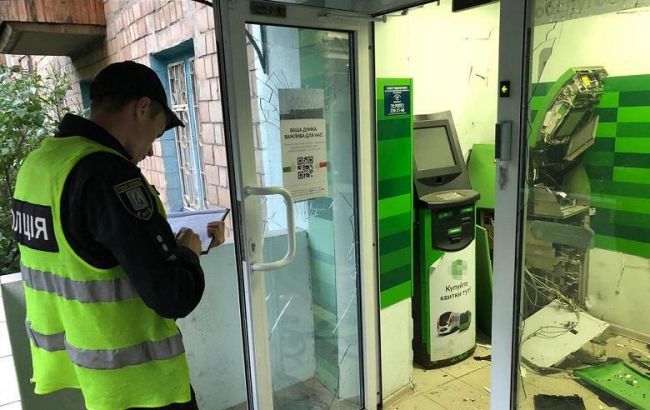 В Киеве неизвестные подорвали банкомат и похитили деньги