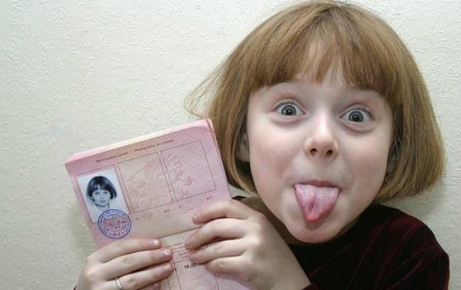 В Украине сегодня прекращают вносить детей в загранпаспорта родителей