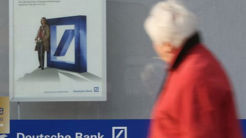 Ринки акцій тримаються попри паніку навколо банків, а кредитори йдуть на нові поступки Україні