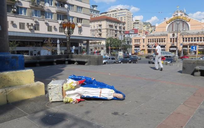 Статуя Богородицы, которую установили вместо Ленина, упала вечером того же дня