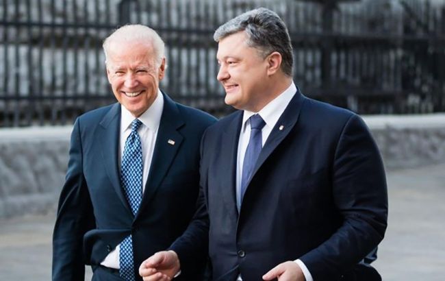 Порошенко привітав Байдена з перемогою на виборах президента США