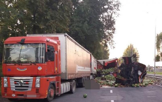 В Виннице столкнулись три грузовика, погиб иностранец