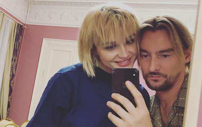 Раздетую российскую певицу застали в постели с украинским режиссером (фото)