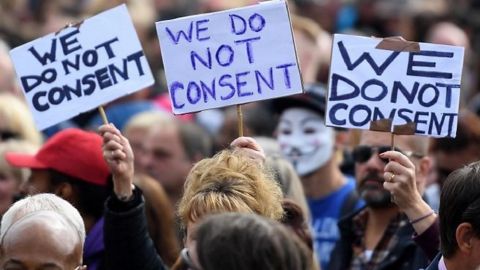 У Лондоні протестувальники проти вакцин заблокували офіси двох телеканалів