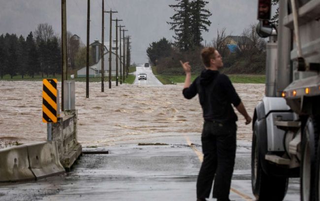 У Канаді майже 300 осіб в автомобілях застрягли в горах через зсуви