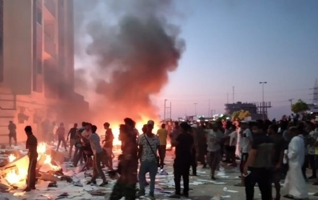 У Лівії протестувальники взяли штурмом і підпалили будівлю парламенту