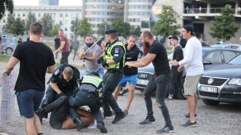 Протест проти карантину в Литві переріс у сутички, поліція застосувала газ
