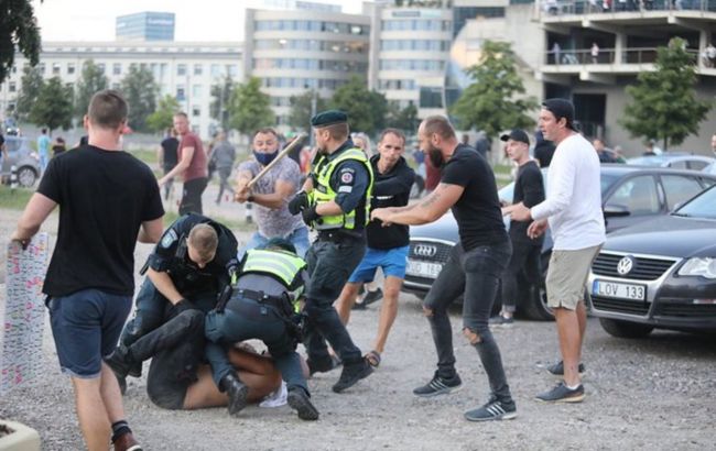 Протест проти карантину в Литві переріс у сутички, поліція застосувала газ