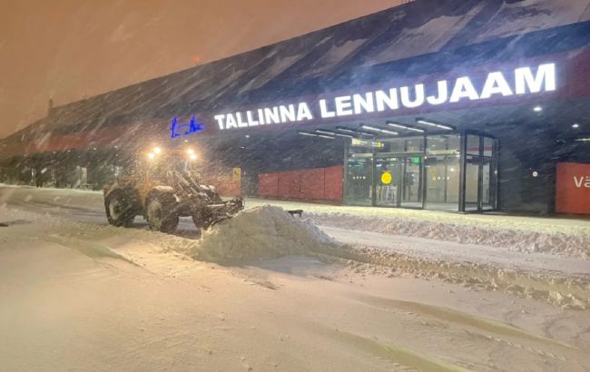 Эстонию накрыла снежная буря. Без света остались десятки тысяч людей
