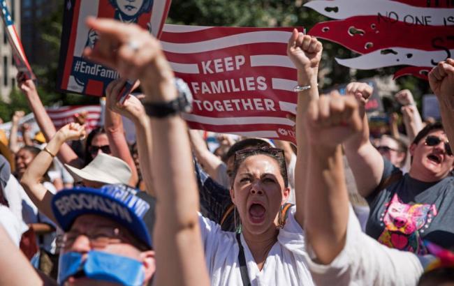 По всей территории США десятки тысяч людей протестовали против миграционной политики Трампа
