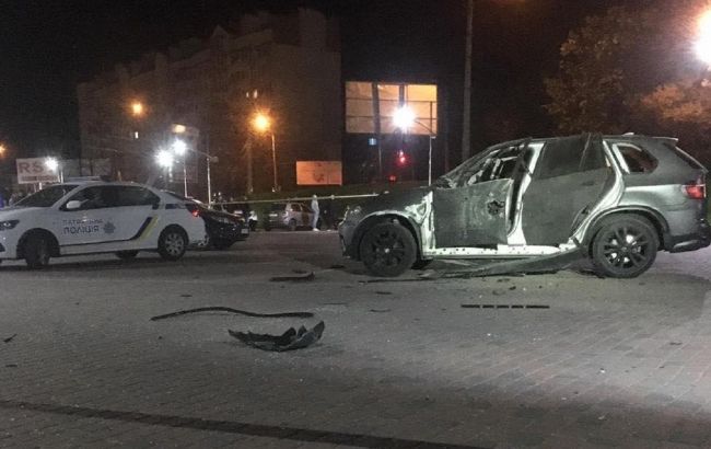 В Івано-Франківську з гранатомета обстріляли автомобіль, він вибухнув