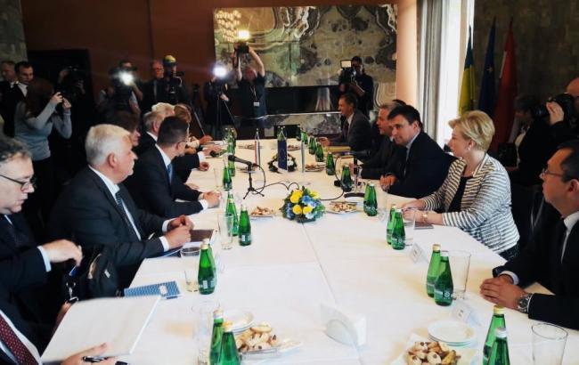 Під Ужгородом розпочалися українсько-угорські переговори щодо закону про освіту