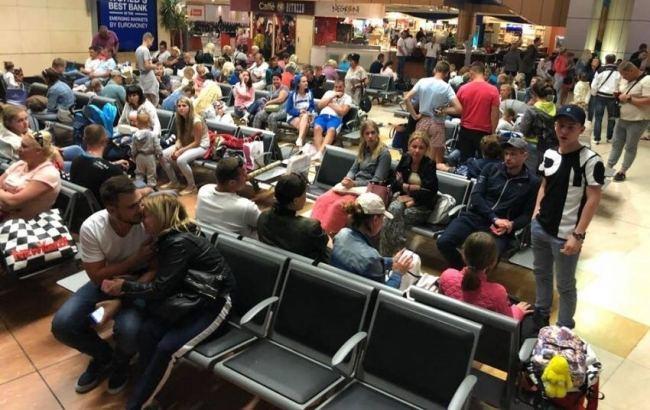 В аэропорту Турции на 5 часов задерживают рейс с украинскими туристами