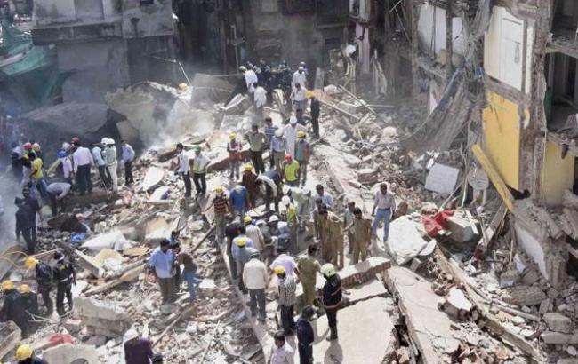 Число жертв обвалення будівлі в Індії досягло 33