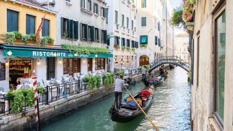 Загроза екології та зростання цін: у популярному місті протестують проти повернення туристів