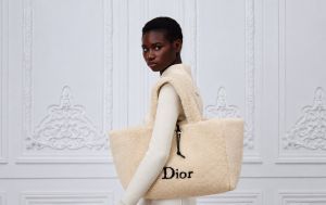 Пінгвін, шишка і пухнаста сумка: 10 речей із зимової капсули Dior