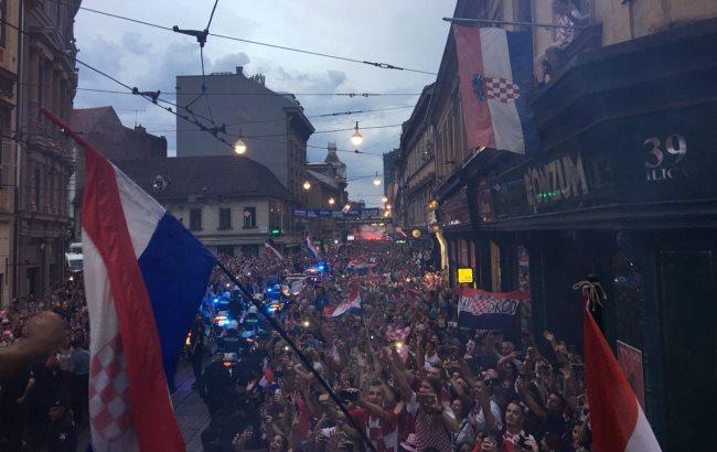 Сборную Хорватии встретили в Загребе тысячи фанатов (видео)