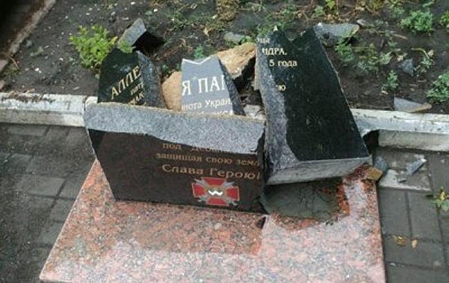 По факту повреждения памятника герою АТО в Доброполье начато уголовное производство