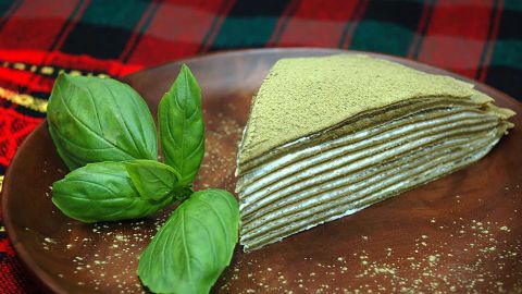 Кулинар поделился рецептом блинного торта из зеленого чая: справится даже новичок