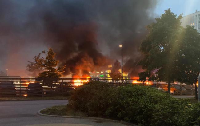 У кількох містах Швеції невідомі спалили десятки автомобілів