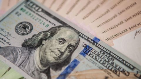 Міжбанк закрився зростанням курсу долара