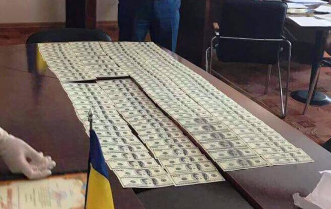 На хабарі у майже 33 тис. доларів затримали голову РДА у Хмельницькій області