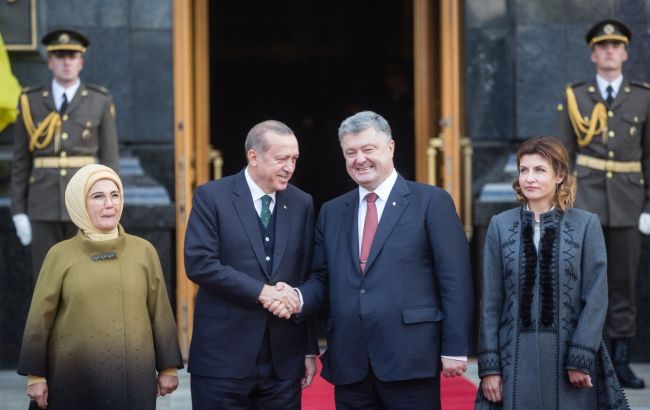 Порошенко проводить зустріч з Ердоганом у форматі "тет-а-тет"