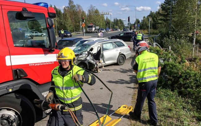 В Финляндии пассажирский автобус упал с моста