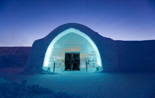 30 тысяч литров воды: в Швеции заработал  круглогодичный ледяной отель